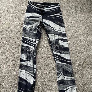 Lululemon women’s light weight leggings